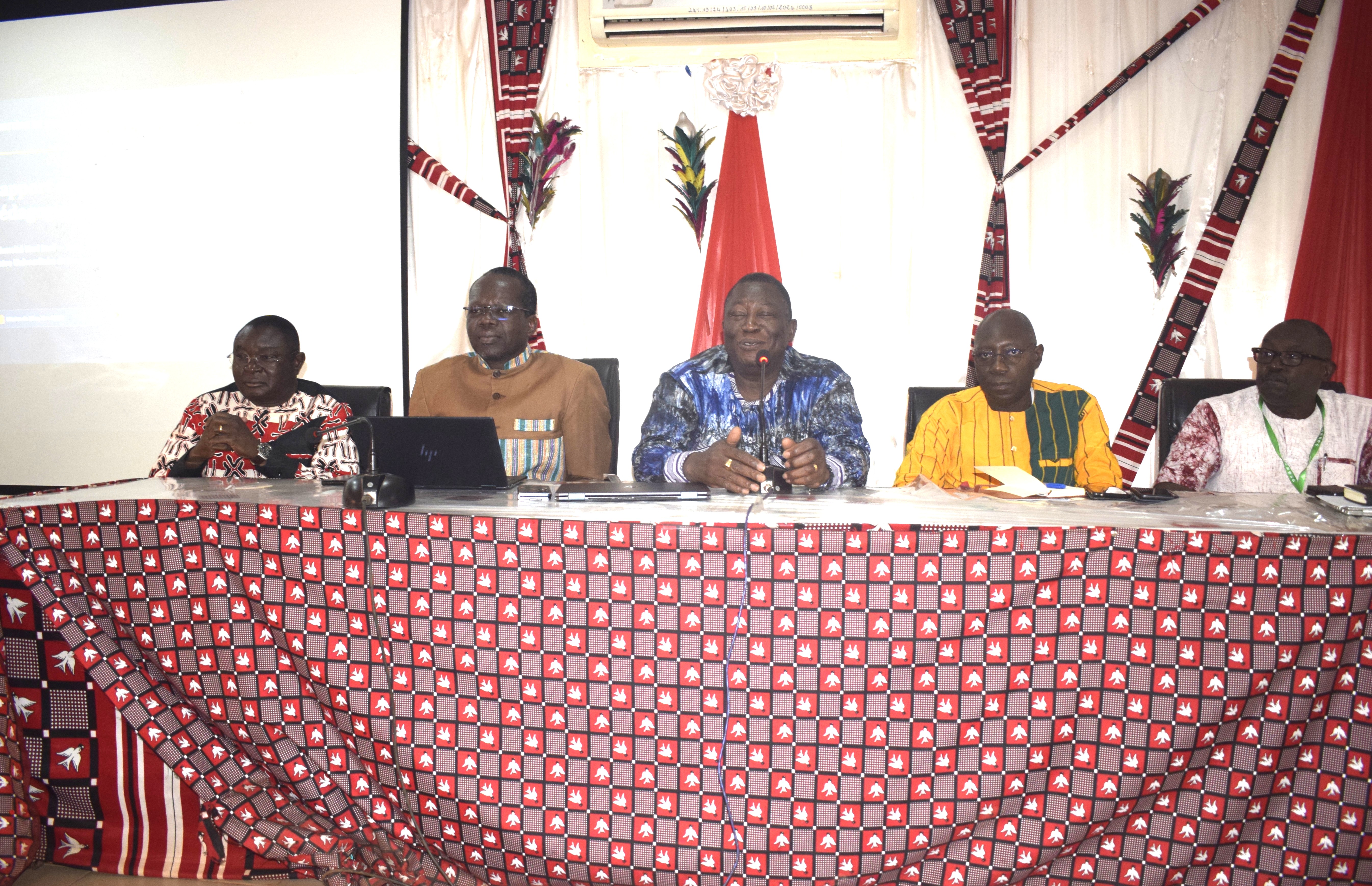 Presidium de la seance de la restitution